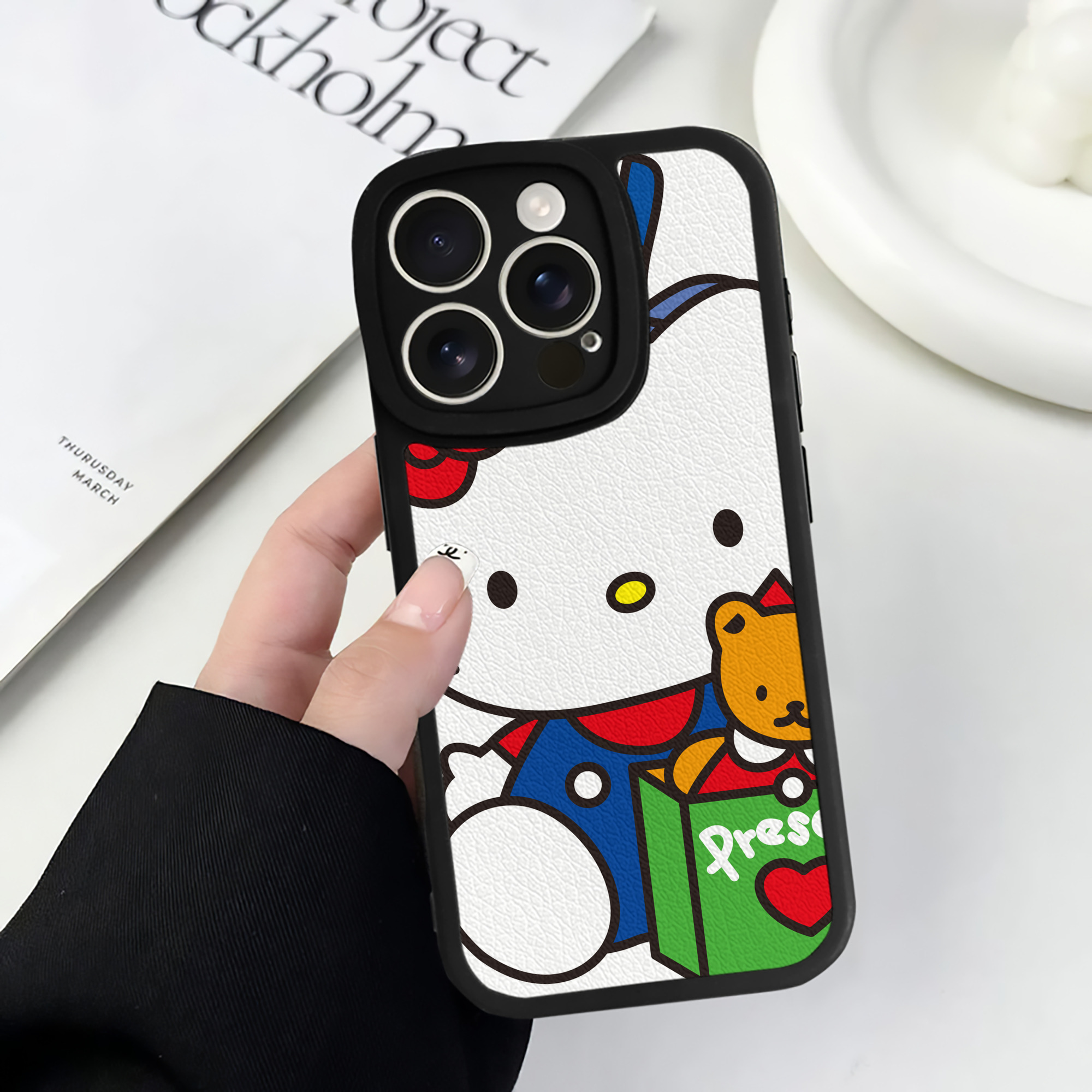 （画像用） Hello Kitty ハローキティ 【iPhone 16シリーズ対応】シリコンスマホケース（レザー調） 材質：シリコン